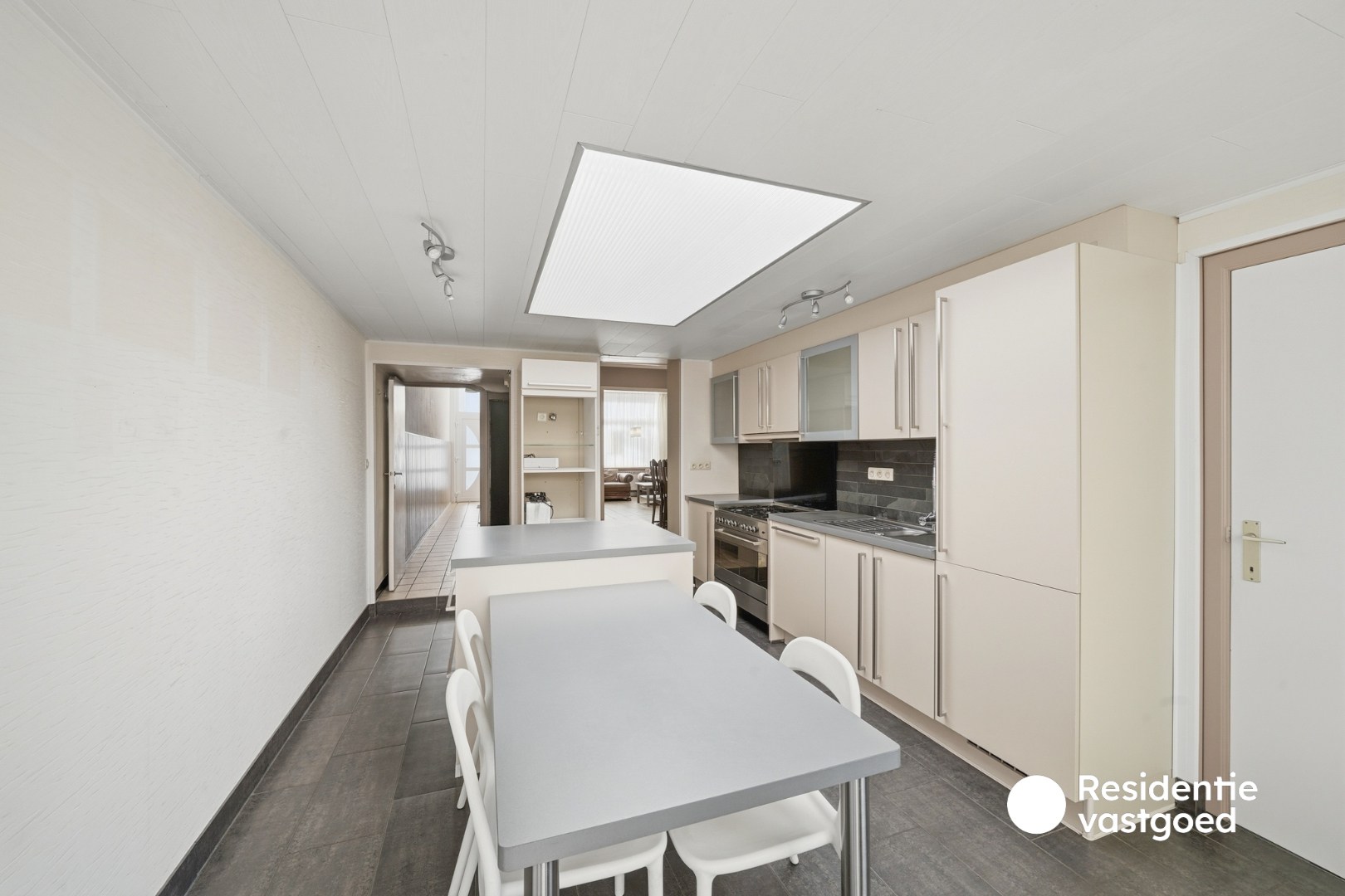 Ruime gezinswoning met 4 slaapkamers, tuin en zonnepanelen in Zandvoorde 