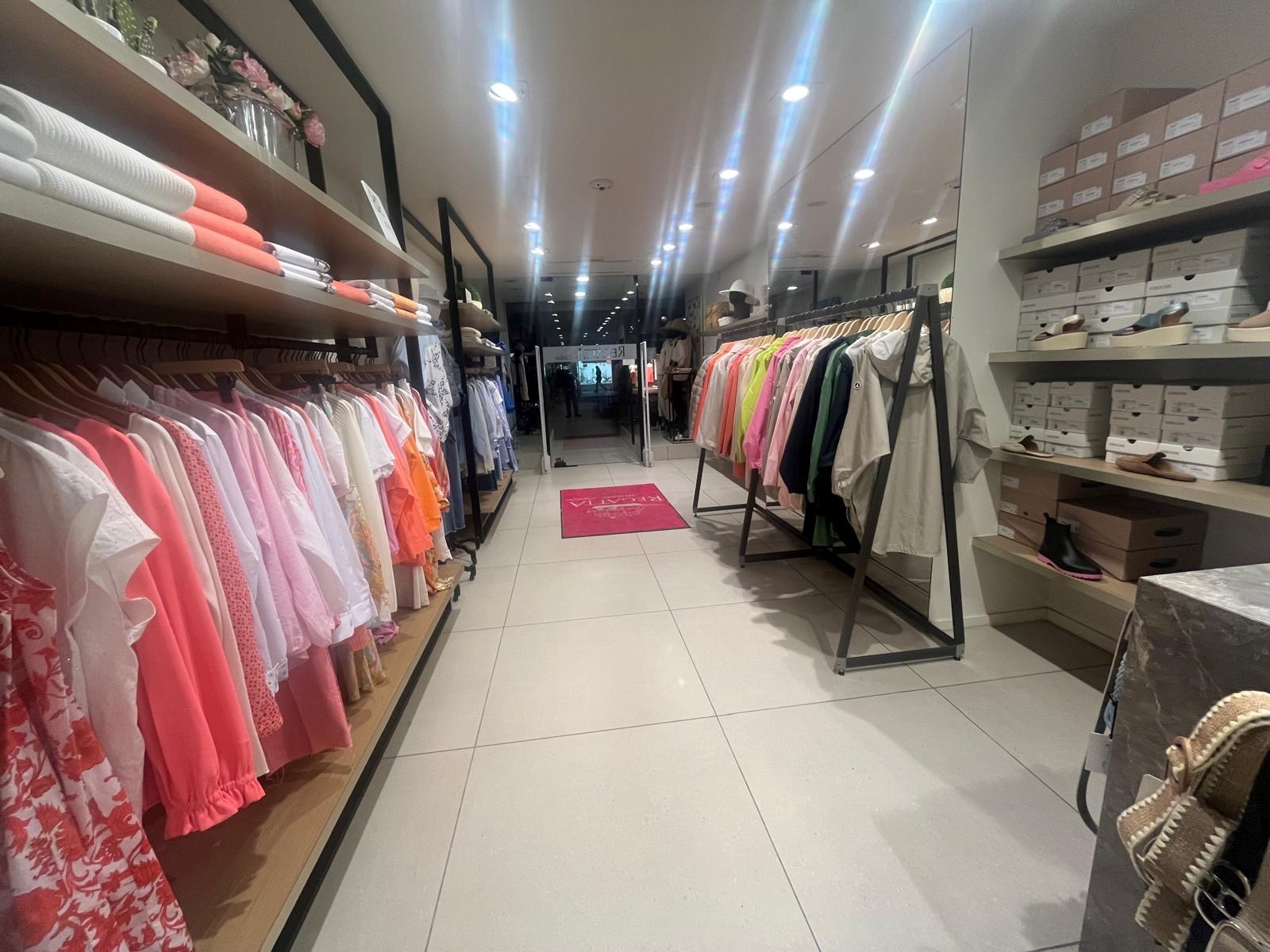 Centraal gelegen handelspand te huur op de Lippenslaan van Knokke: 