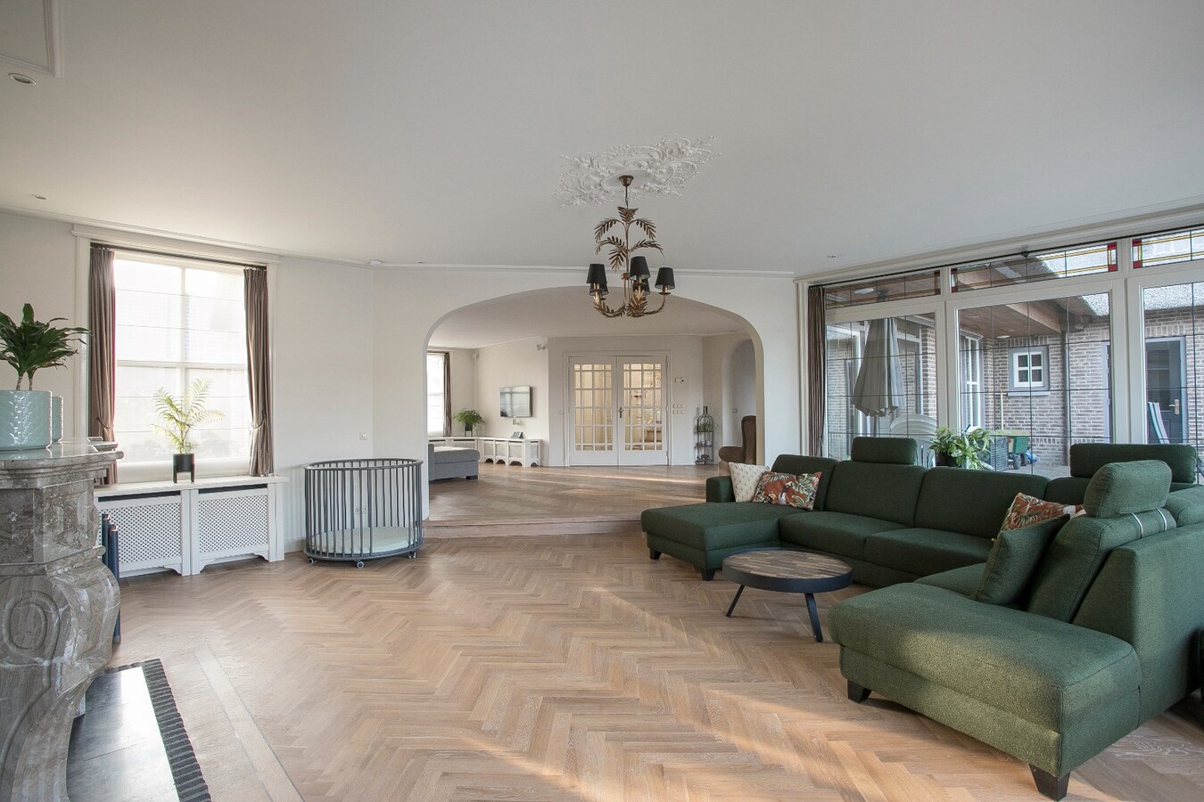 Riante vrijstaande villa met rieten dak gelegen op een perceel van 1.240 m2. 