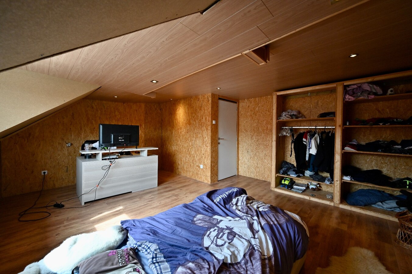 RUIME GEZINSWONING MET STADSTUINTJE NABIJ SPUIKOM 