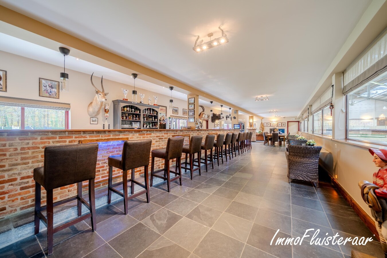 Exclusief Hippisch Complex met Uitstekende Trainingsmogelijkheden op ca 8,6 ha in Wuustwezel 