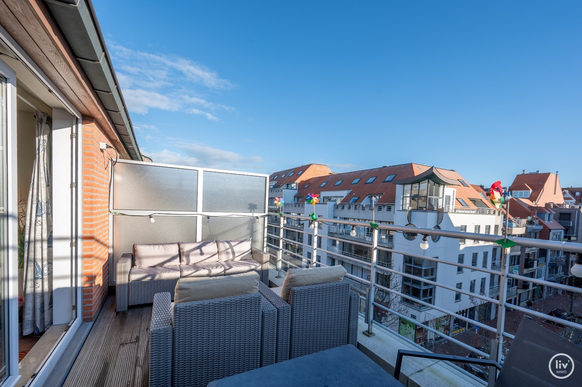 Appartement spacieux avec 3 chambres et 2 salles de bains à Knokke avec vue dégagée sur la rue. 