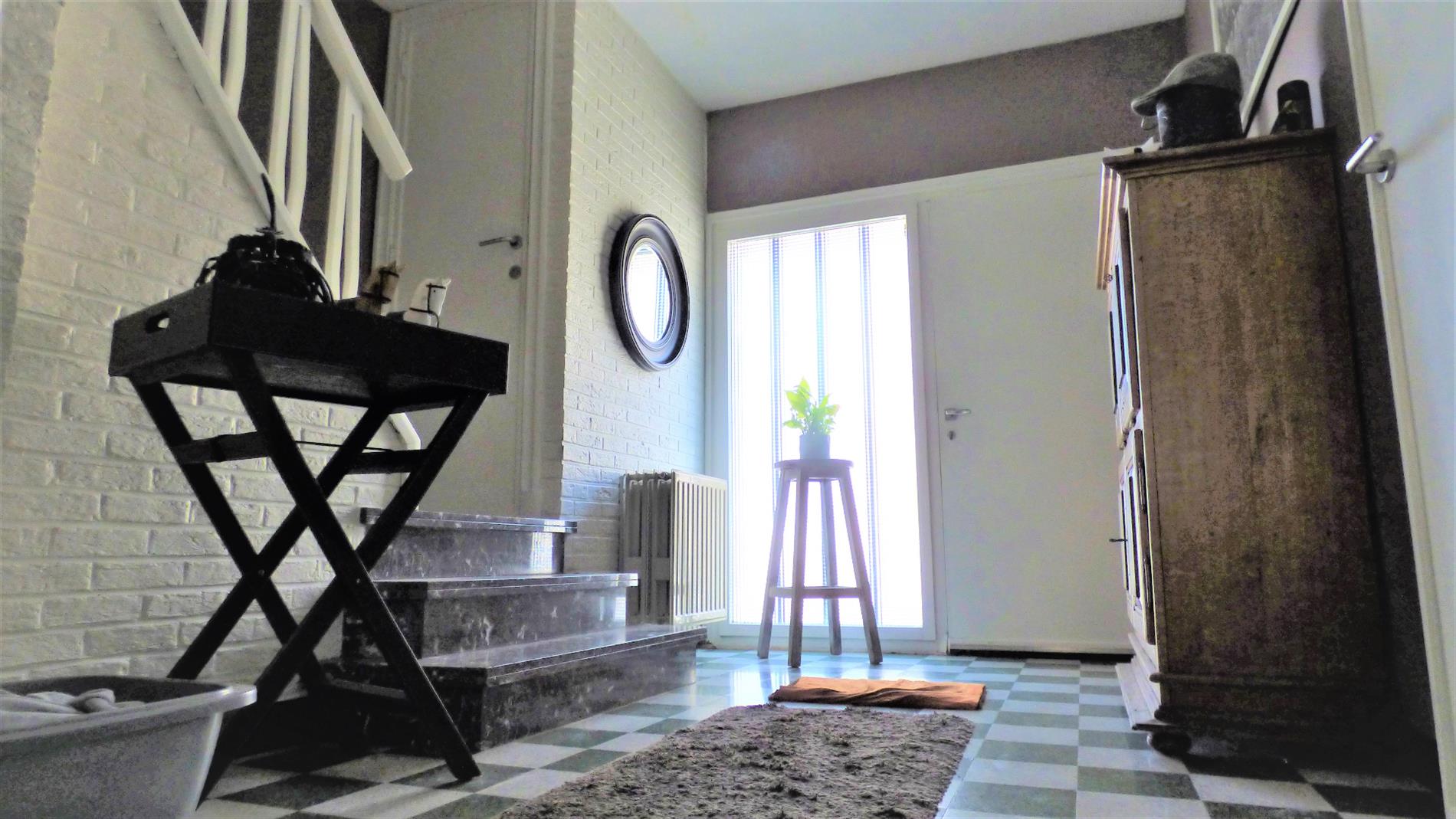 Aantrekkelijke en karaktervolle gezinswoning in het centrum van Zwevegem. 