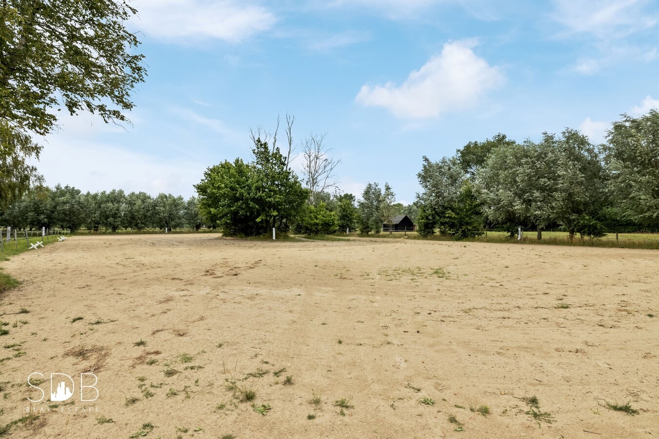 Hedendaagse woning met paardenfaciliteiten op circa 1,5ha 