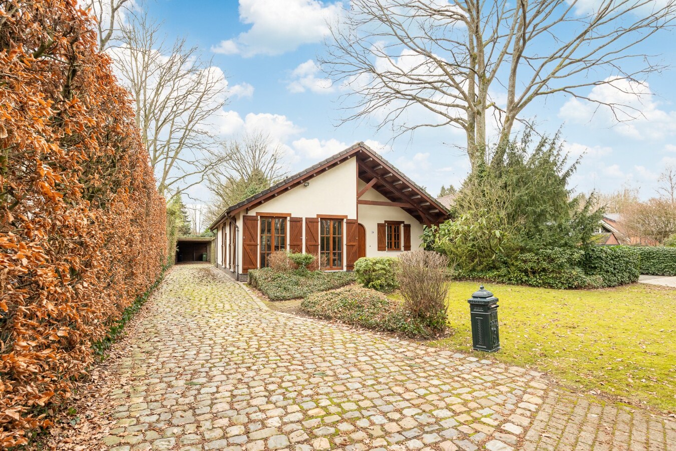 Instapklare gelijkvloers woning in het groen op een West-perceel van  626 m² 