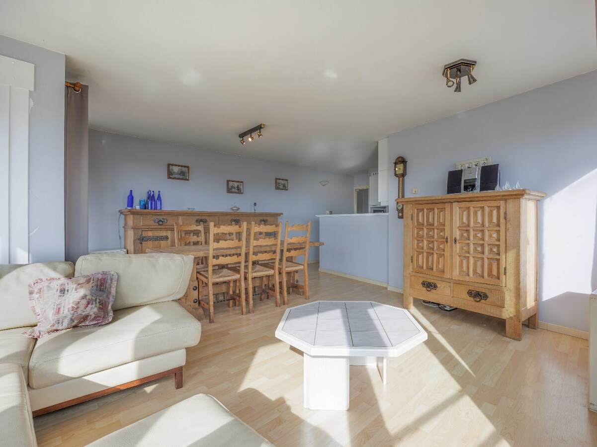 Uitzonderlijk hoekappartement met zijdelings zeezicht 