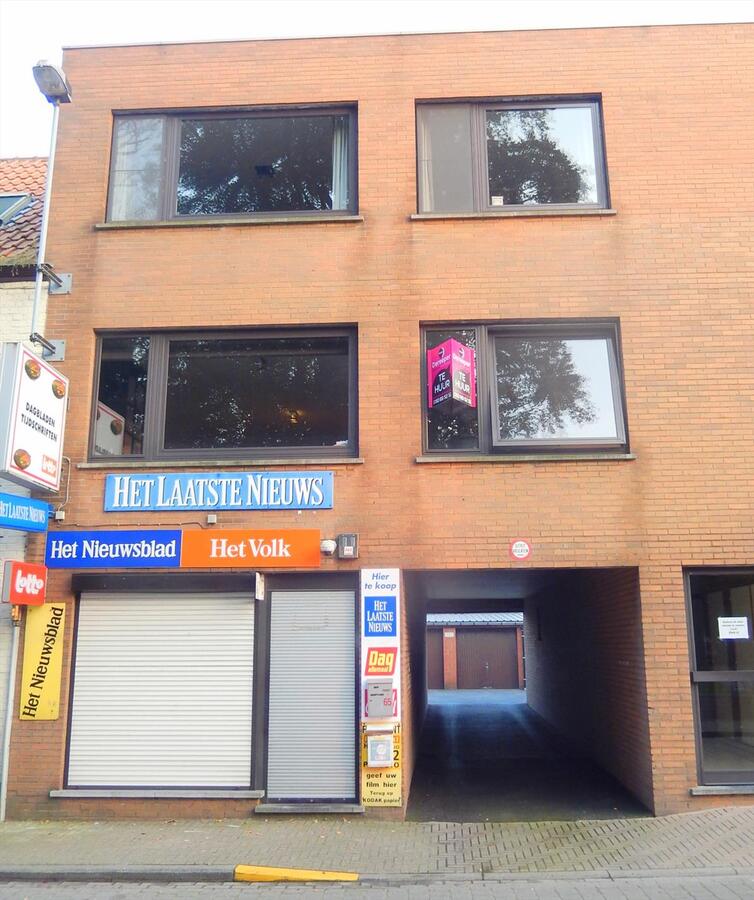 Instapklaar volledig vernieuwd appartement in centrum Varsenare met garage 