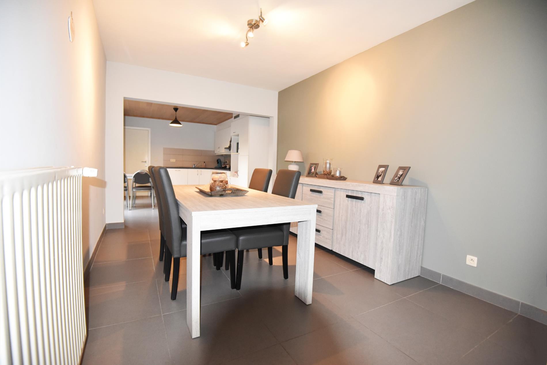 Gerenoveerde woning met 3 slpks, voortuin, terras en garage te Maldegem 