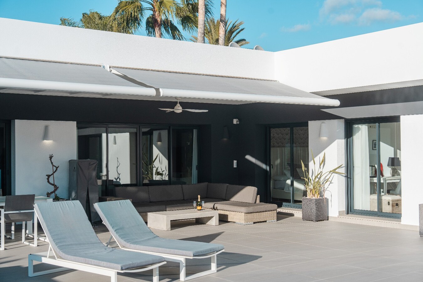 Deze uitzonderlijke villa biedt een unieke combinatie van luxe, volledige privacy en een prachtige zuidoriëntatie in het gegeerde Solpark. 