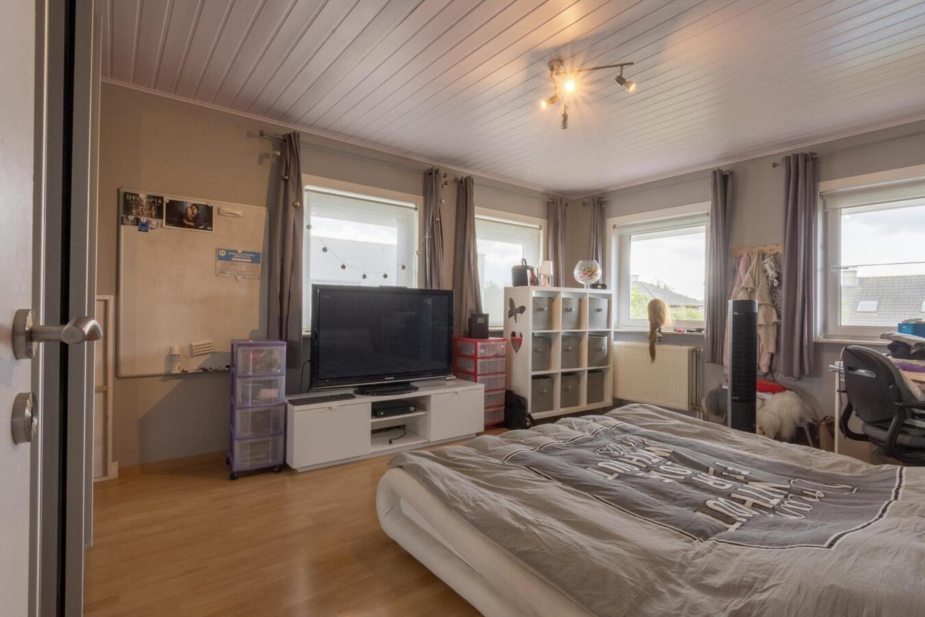 Ruime hedendaagse villa met buitenzwembad 