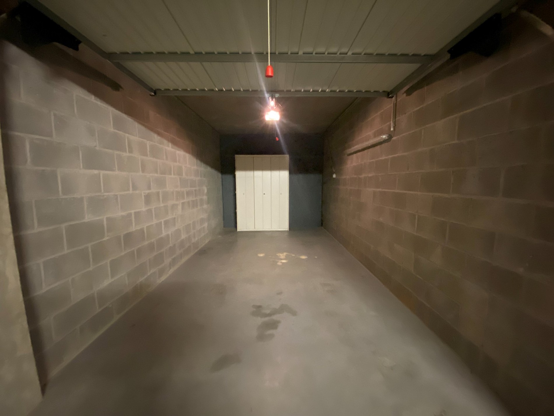 Grand box de garage situé sous la place de la tour de lumière. 