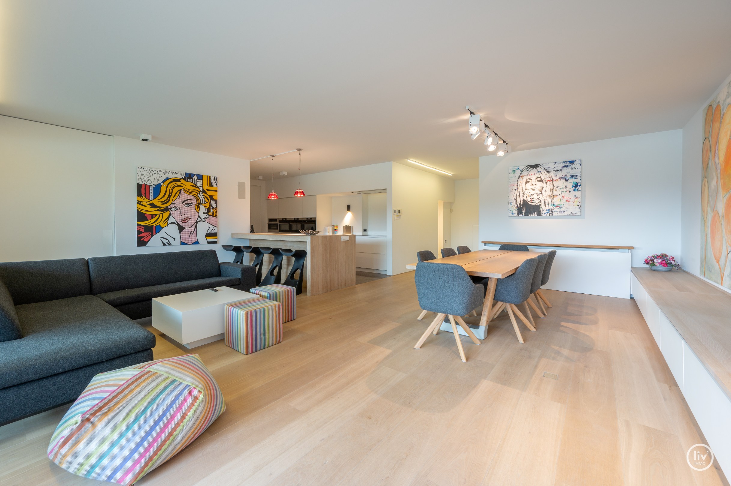 Breed en luxueus afgewerkt tuinappartement met wijde zichten op het meer. 