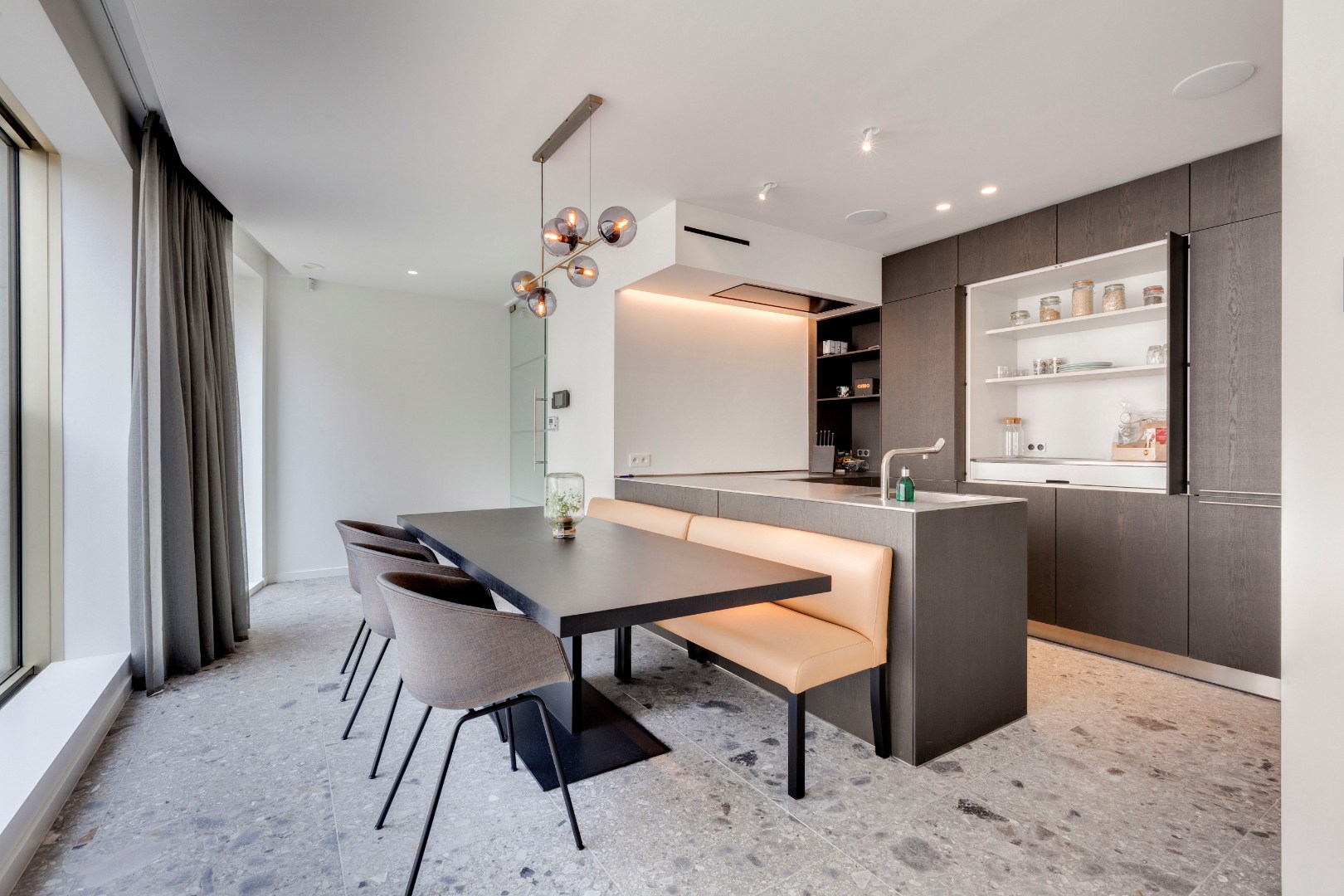 Gemeubeld en luxueus appartement  met parking te Kouterdreef 