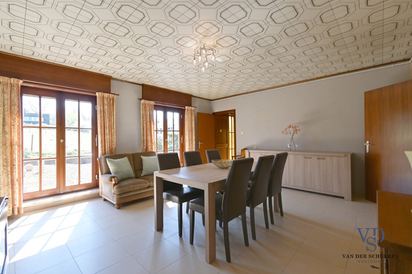 Op te frissen half open bebouwing 