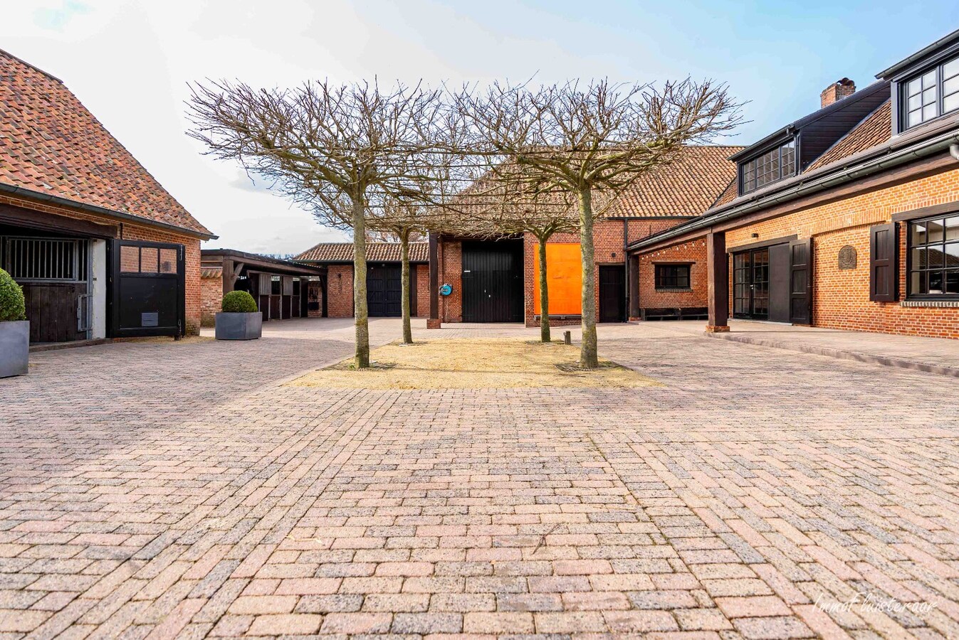 Exclusief landhuis met hippische accommodatie en binnenpiste op ca. 1,8 ha in Wuustwezel (Mogelijkheid tot aankoop van ca. 6 ha aangrenzend weiland) 
