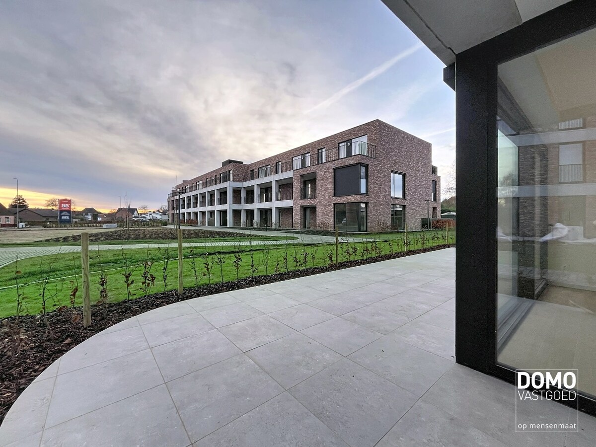 RUIM TWEE SLAAPKAMER APPARTEMENT MET TERRAS, LIFT EN AUTOSTANDPLAATS IN CENTRUM KERMT 