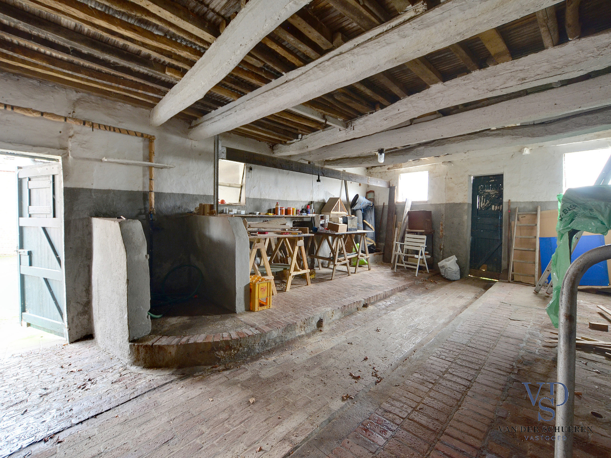 Stevige woning met karaktervolle stallingen in hartje Dikkelvenne. 