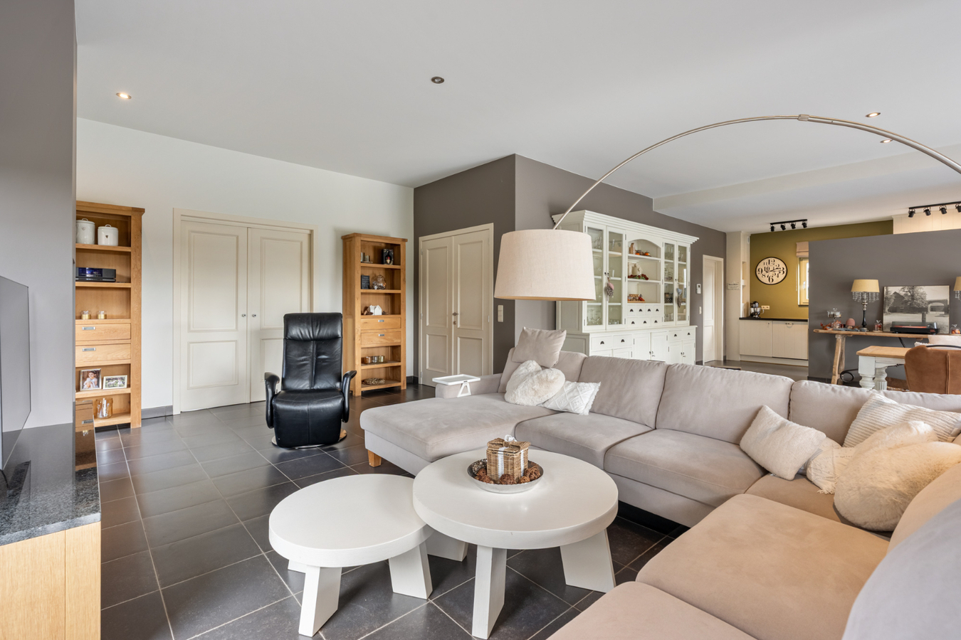 Stijlvolle villa in tijdloze pastorijstijl met zwembad en exclusieve tuinbeleving. 