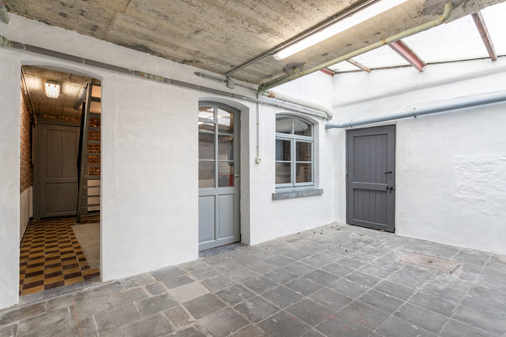 Handelshuis met woongedeelte, garage en tuin te Beersel 