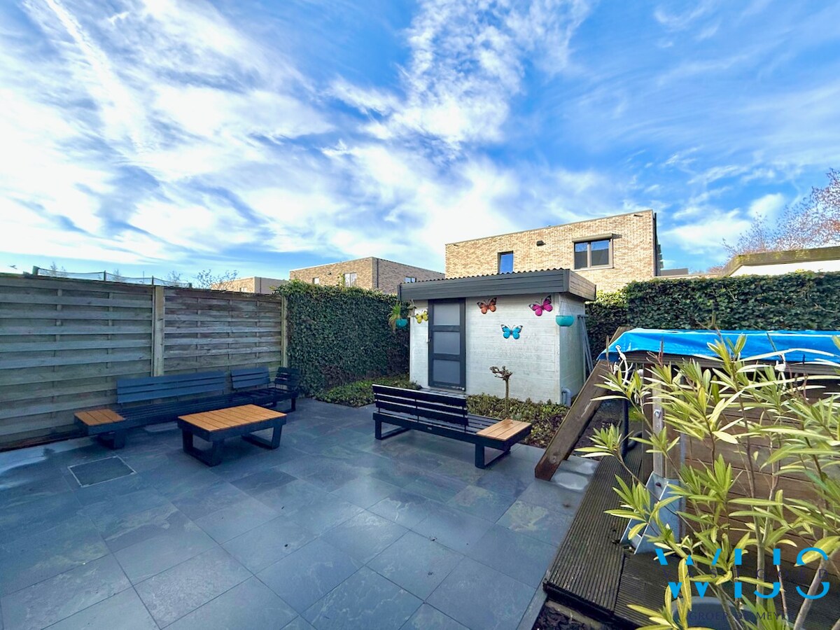 Enorm energiezuinig woonhuis in halfopen bebouwing te Eeklo ! 