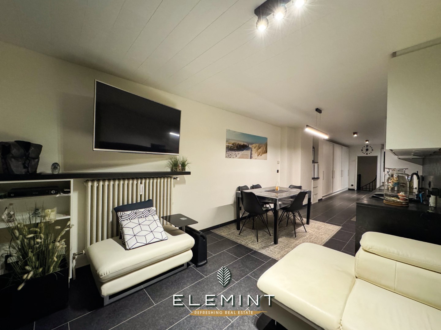 Gerenoveerd gelijkvloers appartement op 50 meter van het strand 