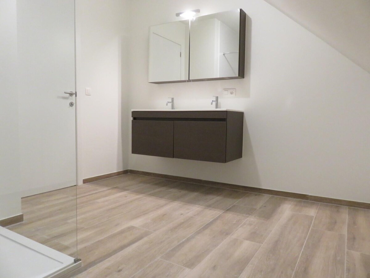 Dakappartement met 2 slaapkamers, terras en autostaanplaats! 