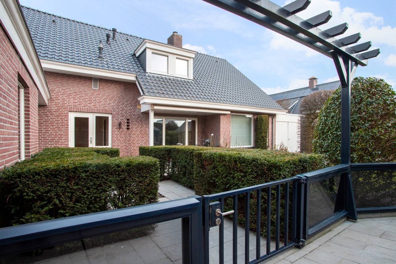 Vrijstaande woning, type landhuis met garage, carport, zwembad en 731 m2 grond. 