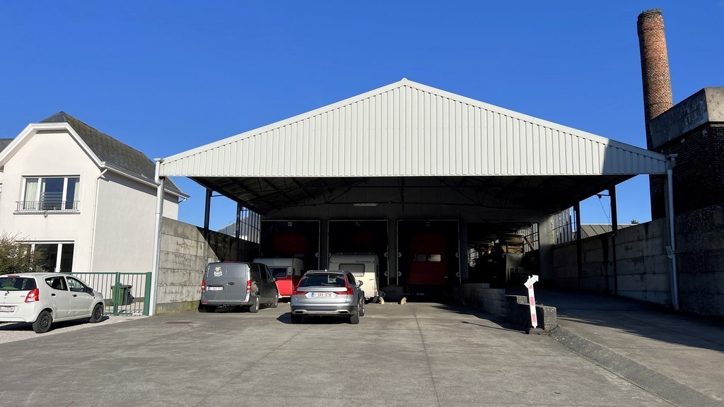 Magazijn met laadkades en kantoor te huur nabij R4 in Melle