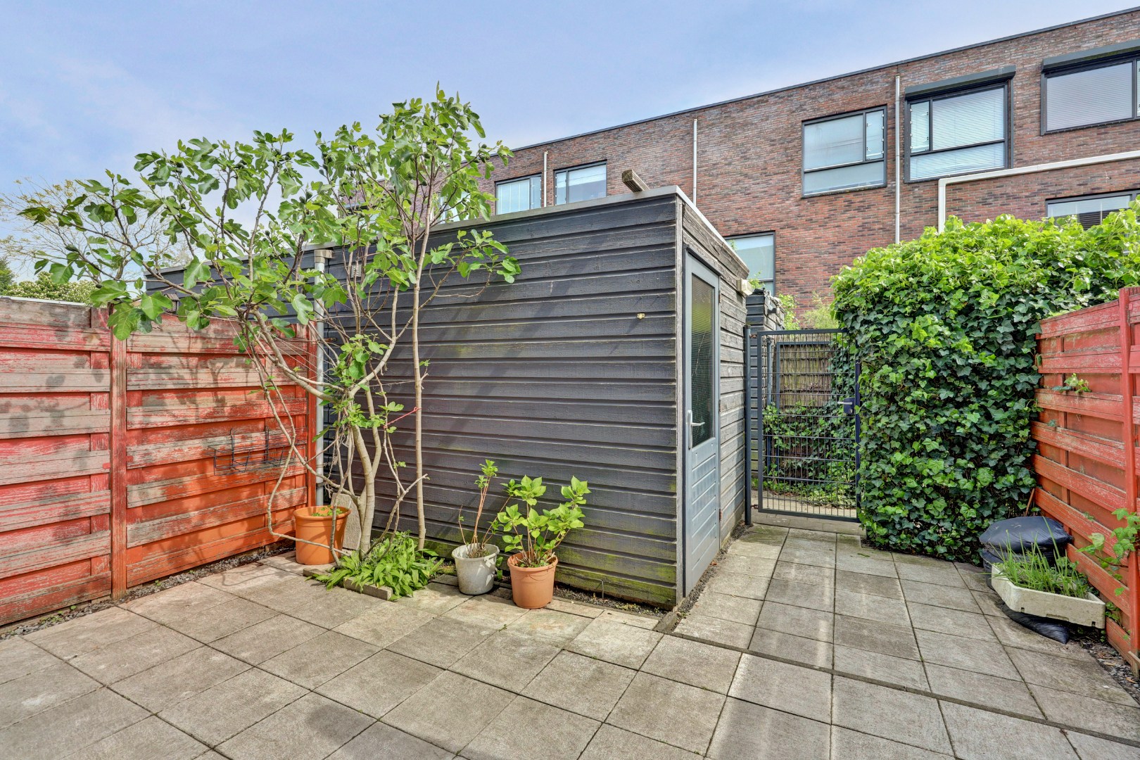 Goed onderhouden 4-kamer eengezinswoning met 3 goede slaapkamers (optie tot creëren 4e slaapkamer), ruime badkamer, onderhoudsvriendelijke tuin en gelegen op eigen grond! 