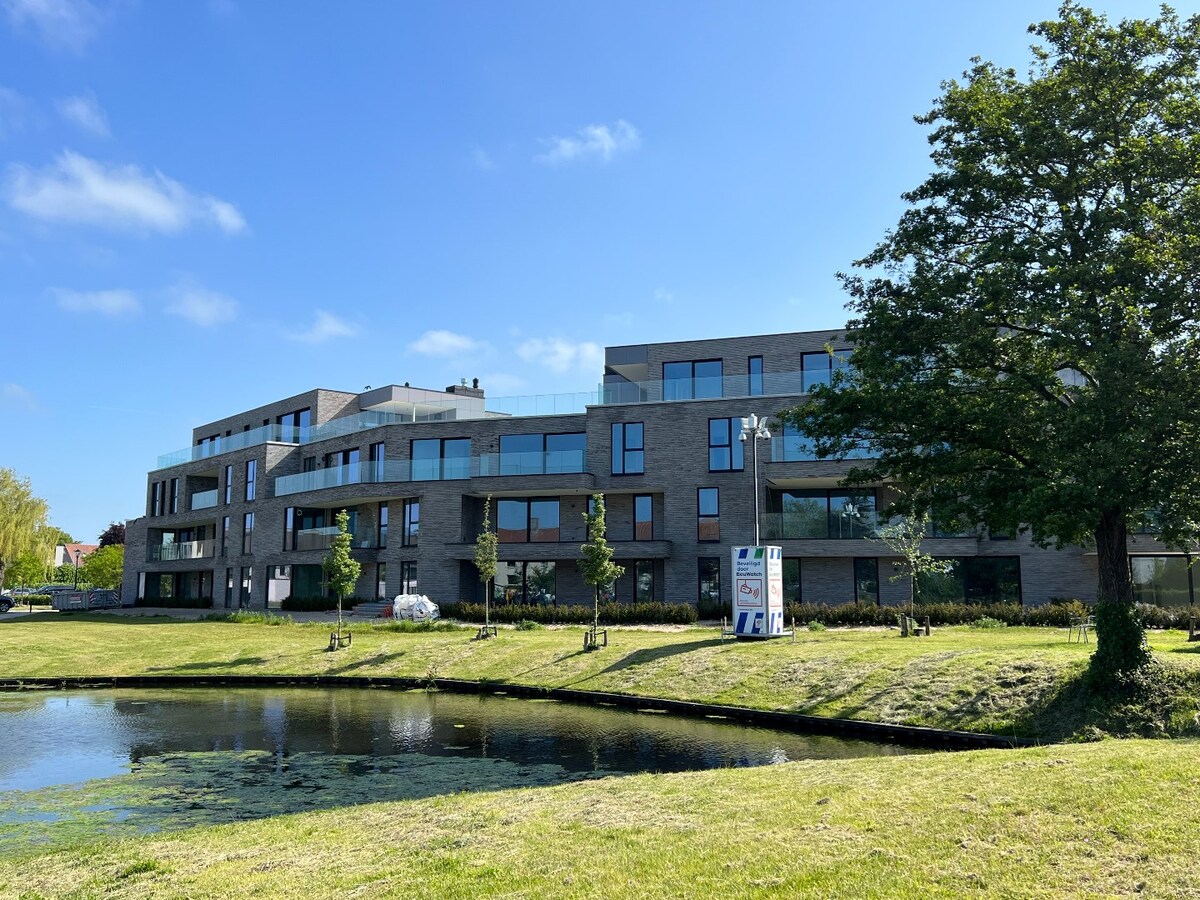 Nieuwbouwappartement met terras en tuin 