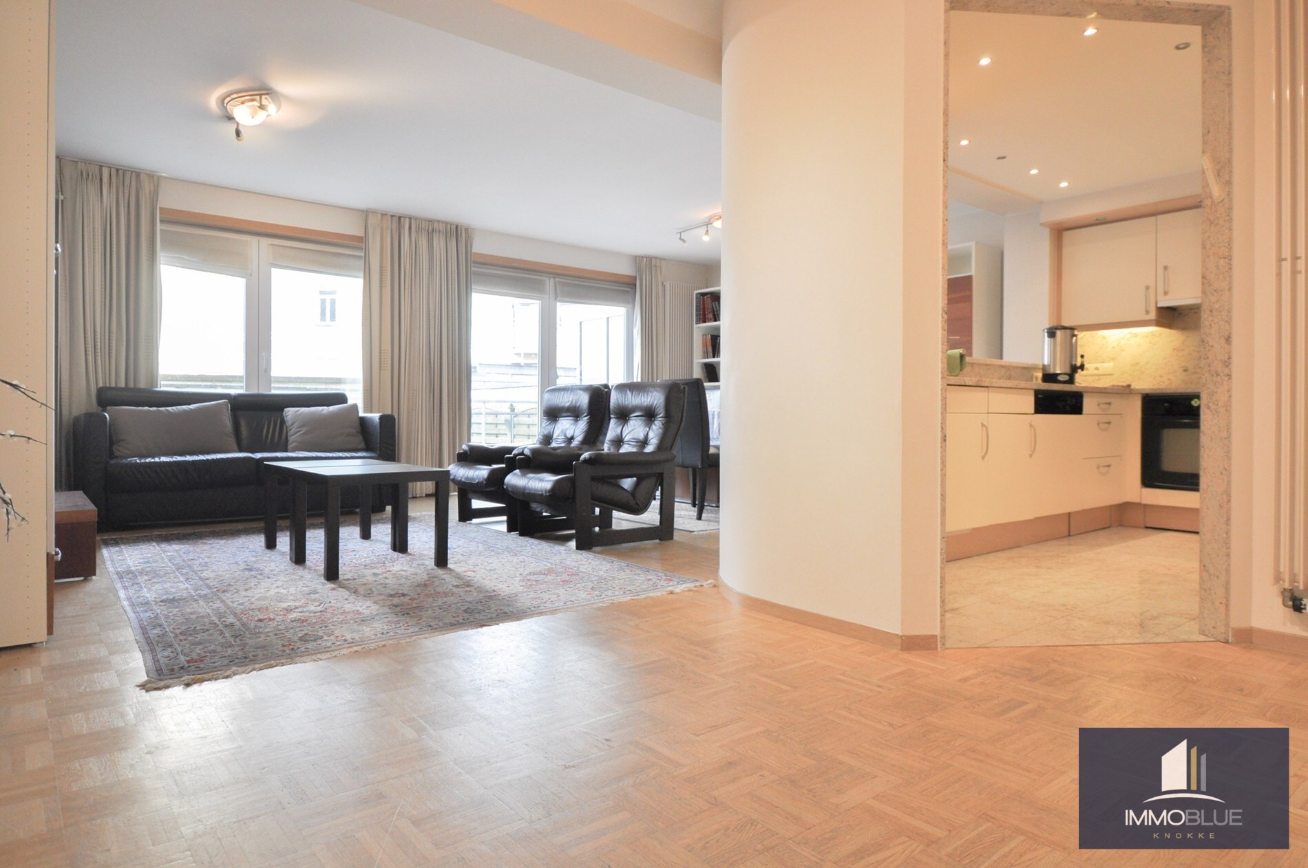 Lichtrijk appartement met een ruim zuidwest gericht terras gelegen nabij het commercieel centrum en het strand. 