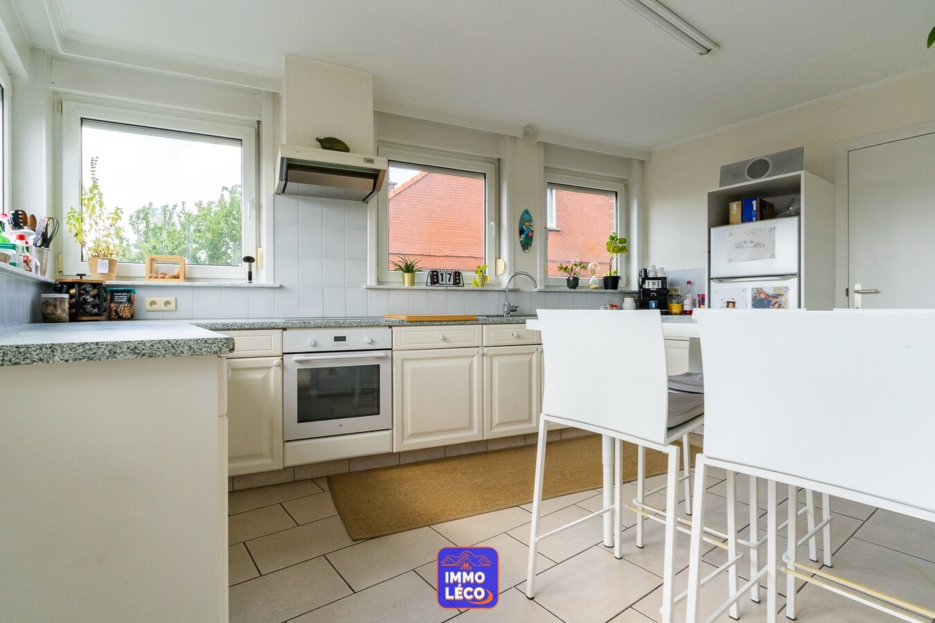 Appartement "Triplex" avec 3 garages, dans le centre du village de Luingne ! 