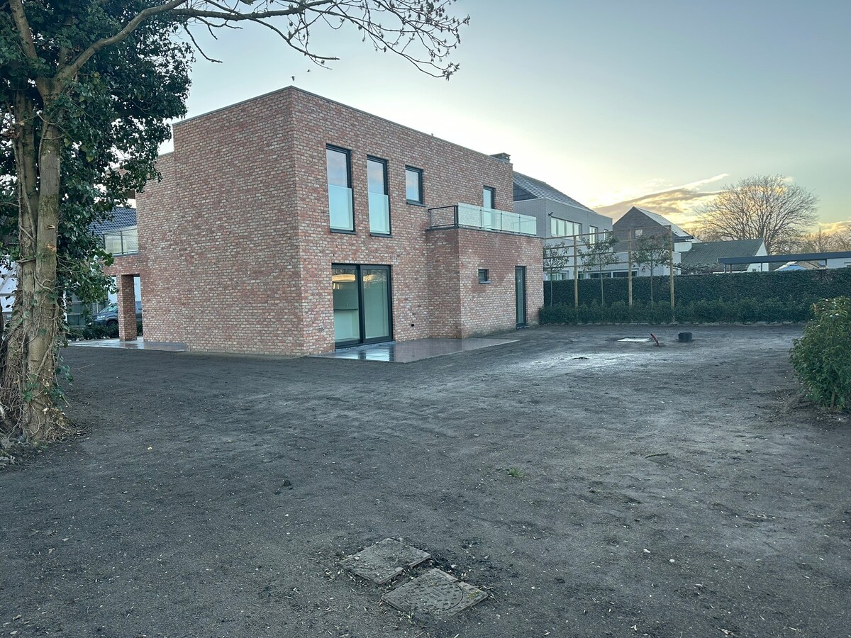 OPTIE!  NIEUW  gelijkvloers appartement met 3 slaapkamers en tuin. 