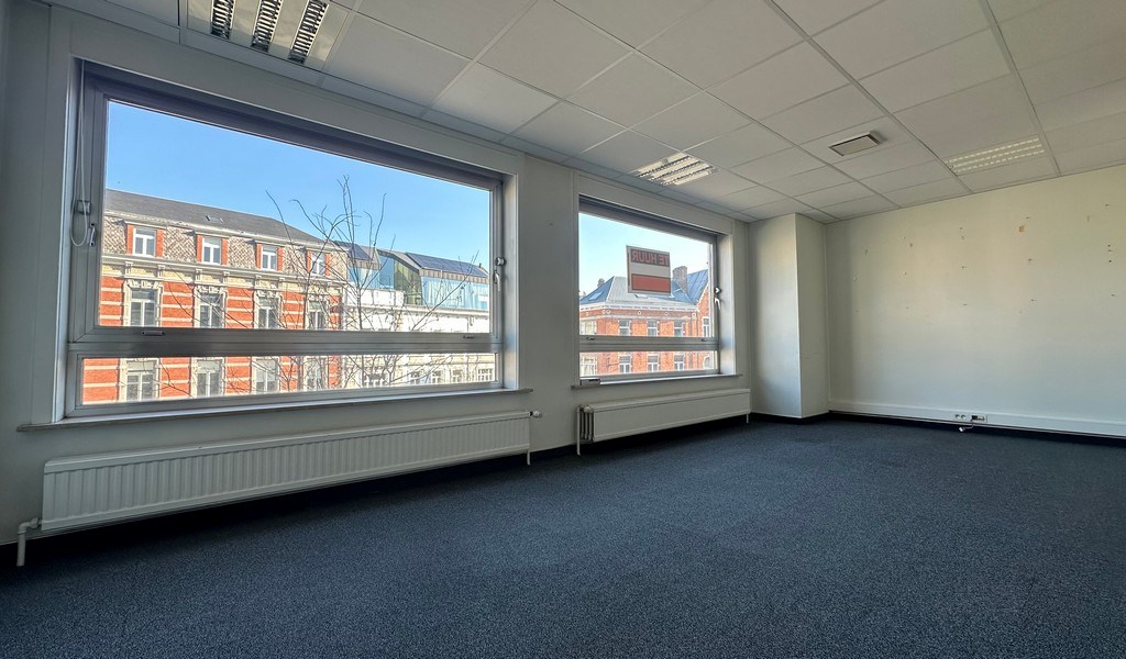 Ingedeelde kantoorruimte te huur in centrum Gent