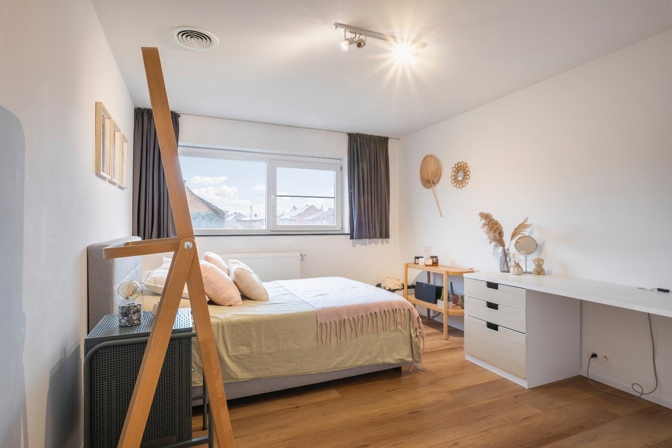 Moderne villa met praktrijkruimte op TOPligging te Heule  ! 