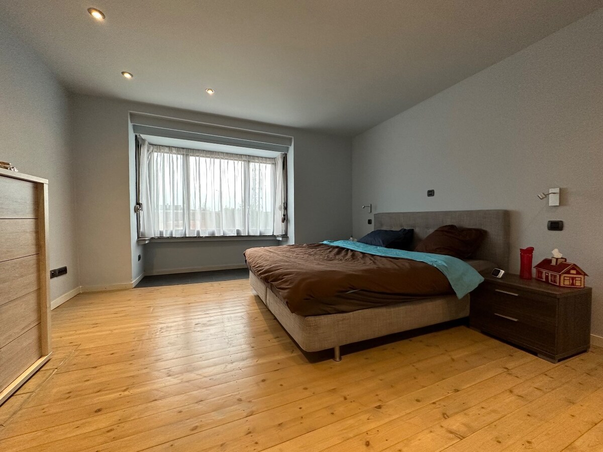 Ruime woning met 5 slaapkamers te Zwevezele 