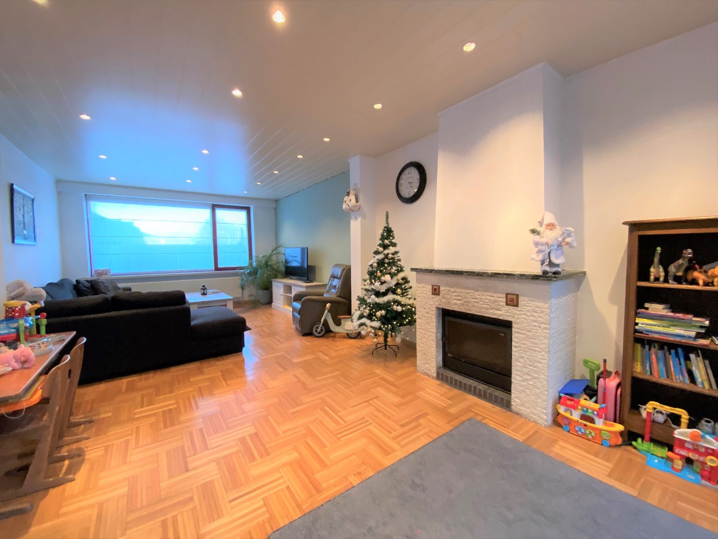 Up-to-date en bijzonder ruime gezinswoning met garage te Zwevegem 