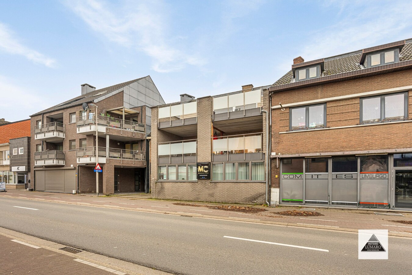 Handelsgelijkvloers en 2 appartementen en parking. Perceel van 15a 49ca. 