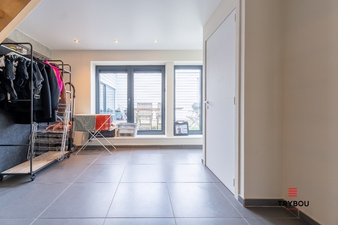 Uitzonderlijk ruime industriële duplex met ruim terras in centrum Roeselare 