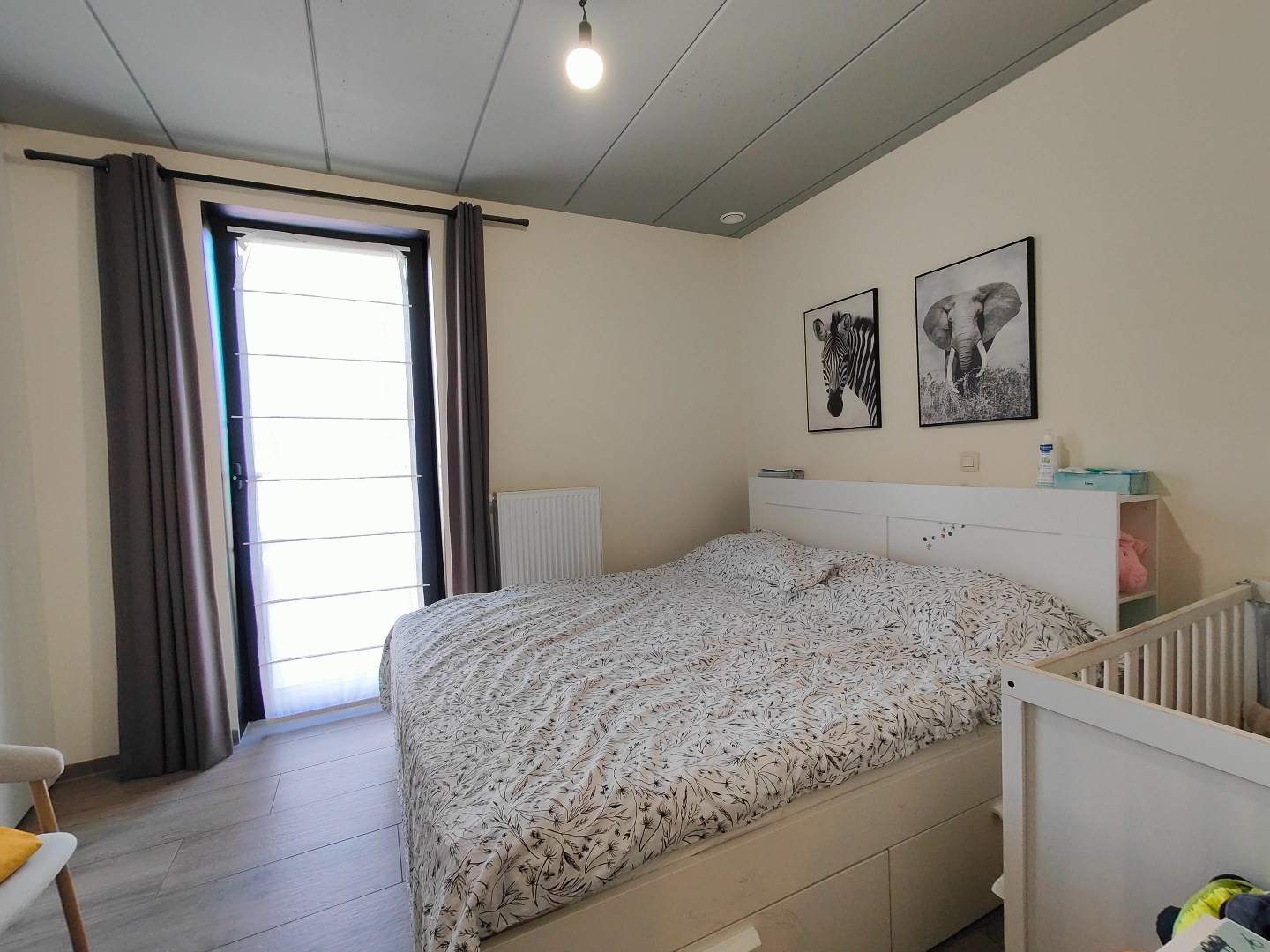 Recent appartement op het 1e verdiep met ruim terras en garage 