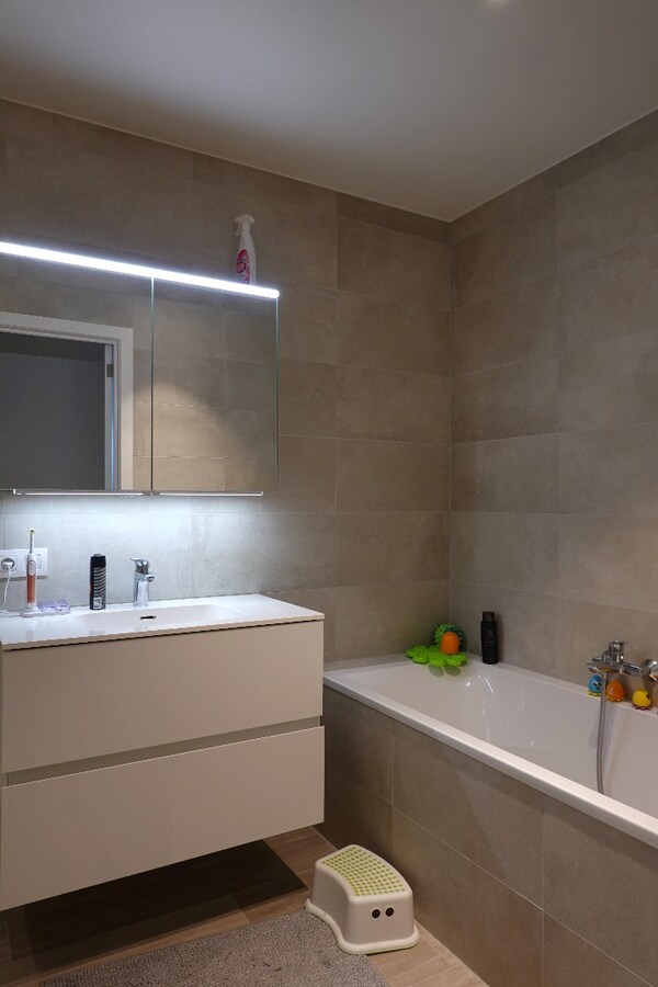 Kwalitatief nieuwbouwappartement met enorm terras en garagebox 