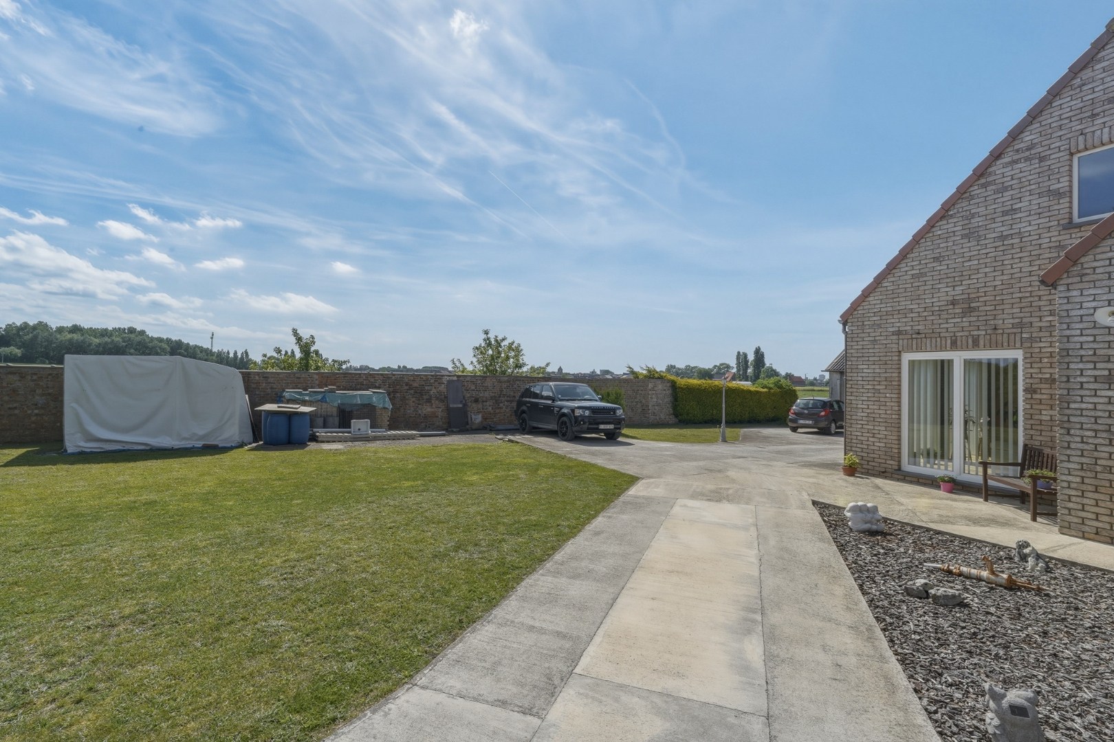 Alleenstaande woning op ruim perceel met vernieuwd woongedeelte en loods (80 m²) 