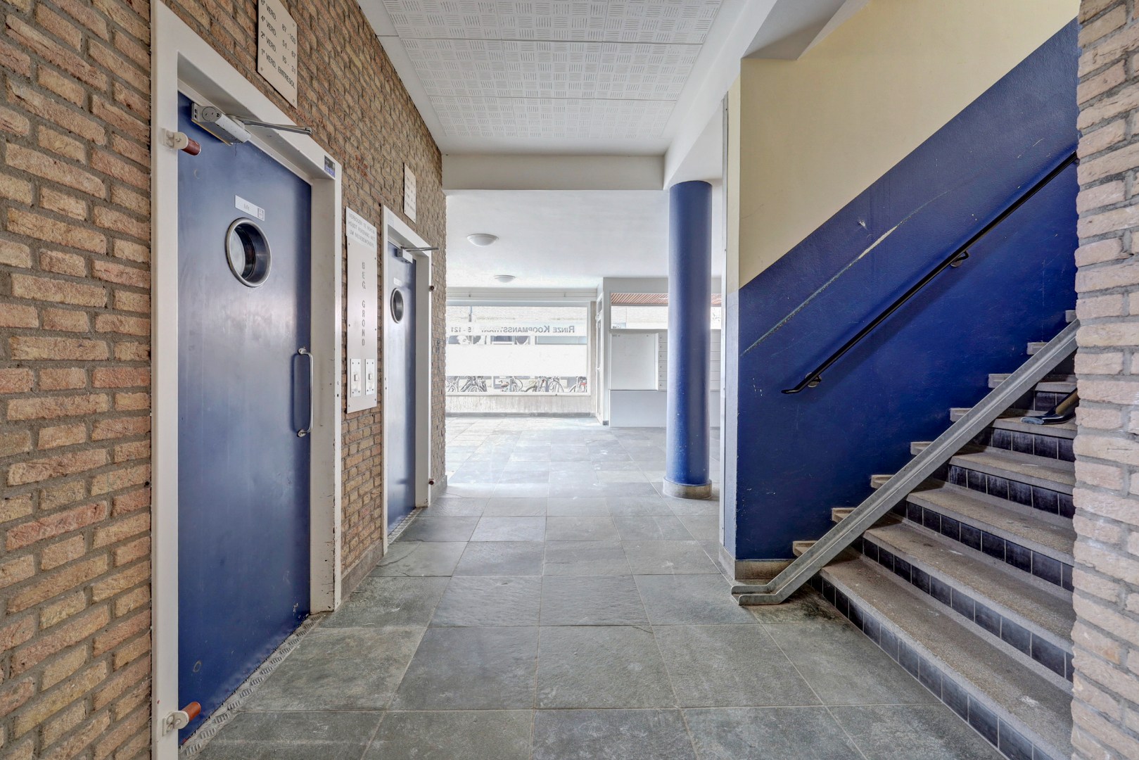 Dit ruime 3 -(voorheen 4) kamer appartement heeft een lichte woonkamer, zonnige balkon, 2 slaapkamers en is gelegen op 6e etage. 