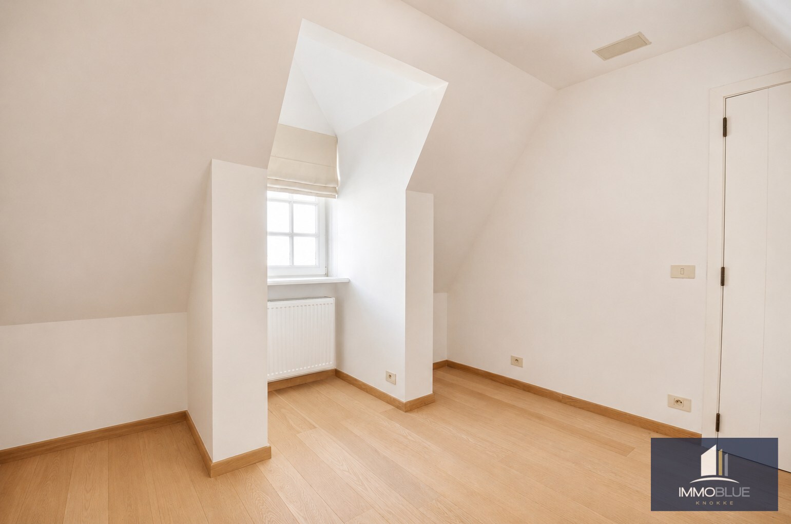 Tijdloze villa met uitzonderlijke vergezichten op een residentiële locatie. 