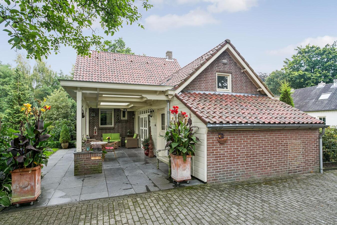 Fraai gelegen, karakteristiek vooroorlogs, vrijstaand gerenoveerd woonhuis op perceel van 1.035 m2 aan de Tonterstraat 42 te Riethoven. 