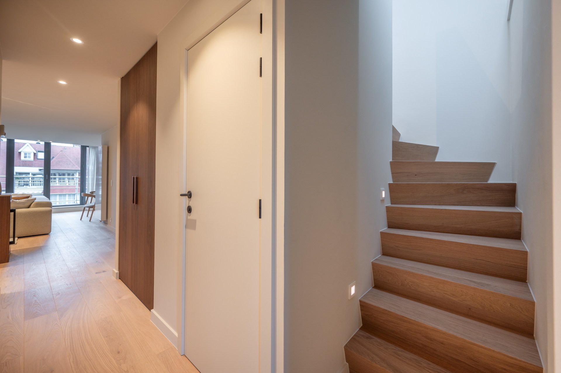 Appartement en duplex spacieux et rénové, orienté plein sud, situé dans un emplacement exceptionnel sur la Lippenslaan. 