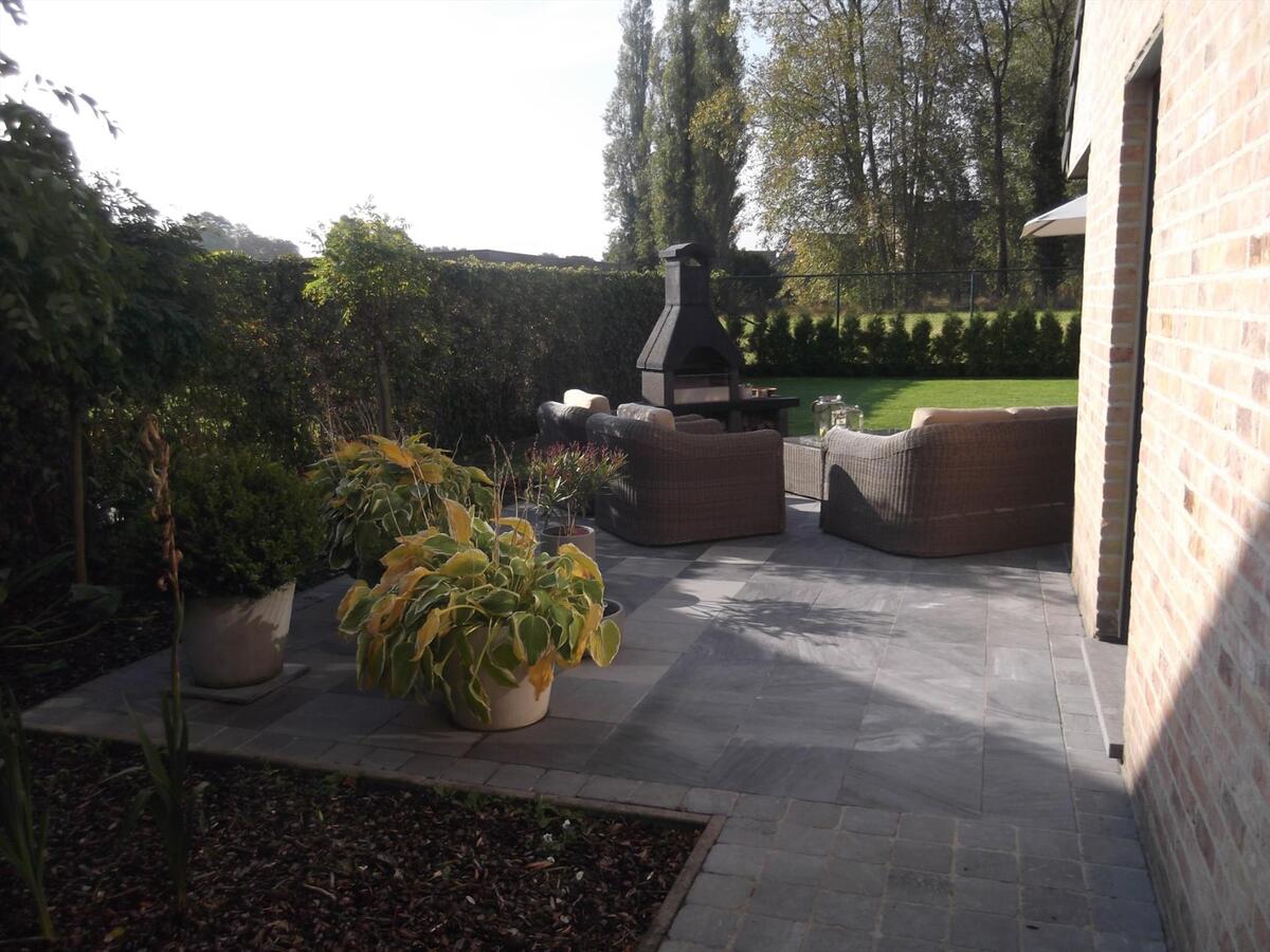 Uitstekend gelegen villa met grote zongerichte tuin 