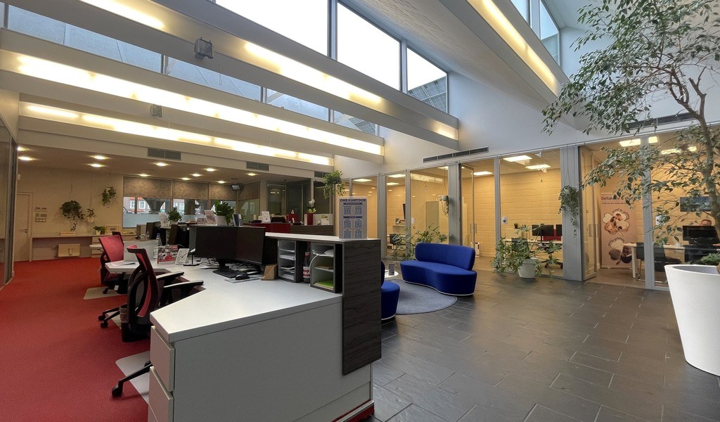 Handelspand te huur in het commercieel centrum van Schoten