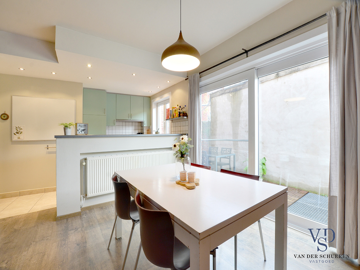 Ruime, degelijke bel-étage nabij Sint-Pieters-station. TOPPER !! 