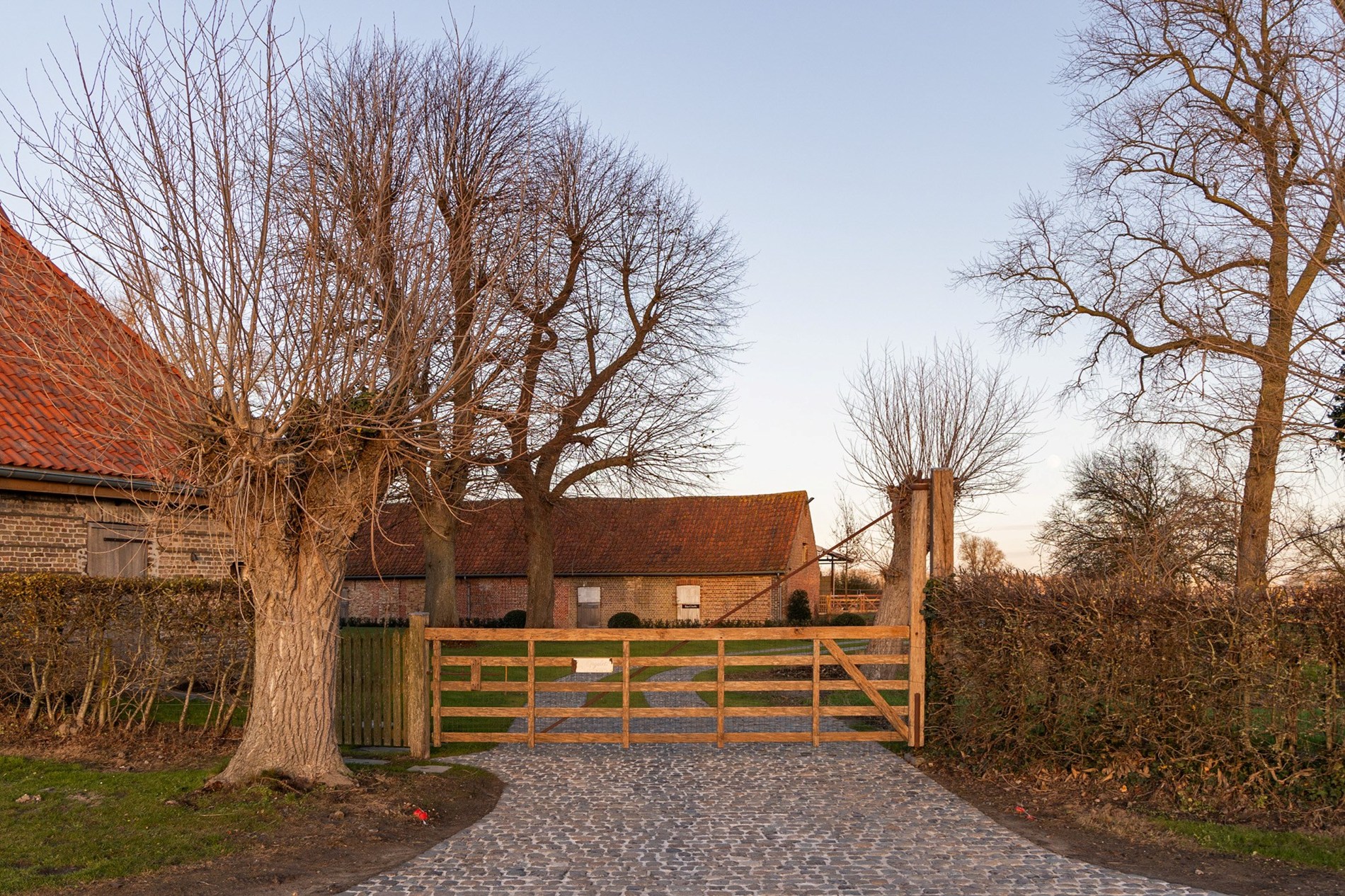 OPENDEURDAG Zondag 18/10 tussen 13u en 16u  (Westernieuwweg 80): Authentiek gerenoveerde hoeve te Varsenare — een uitzonderlijk landelijke eigendom nabij Brugge 